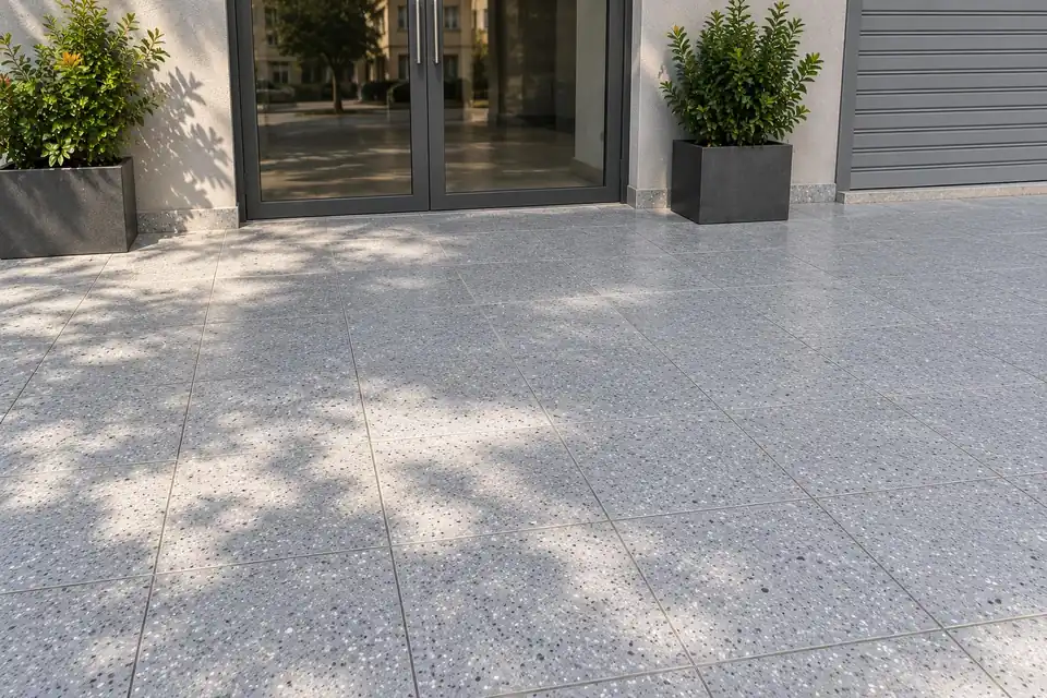 ساحة مرصوفة ببلاط جرانيكس من Ideal Stone