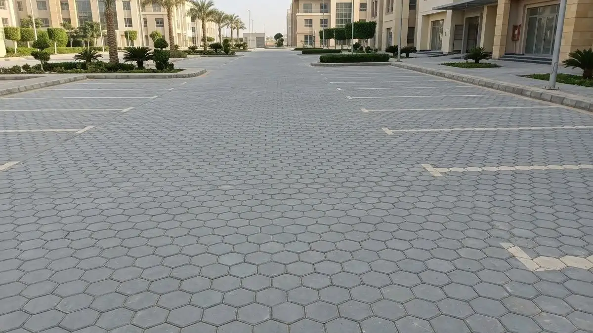 موقف سيارات مرصوف بإنترلوك سداسي مع خطوط المواقف